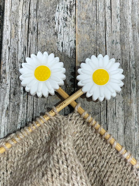 Set of 2 Needle Toppers: White Daisies